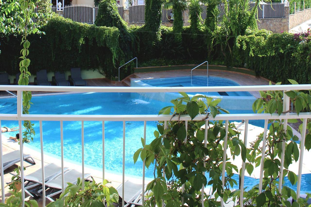 Quarto Twin com Vista Piscina